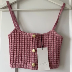Rosa ribbad linnetopp från Zara - Superfin rosa linnetopp från Zara med ribbad struktur och smala axelband. Toppen har dekorativa guldknappar framtill som ger en cool touch. Perfekt att styla med jeans eller kjol för en trendig look. Helt ny💕 Slutsåld på hemsidan. 