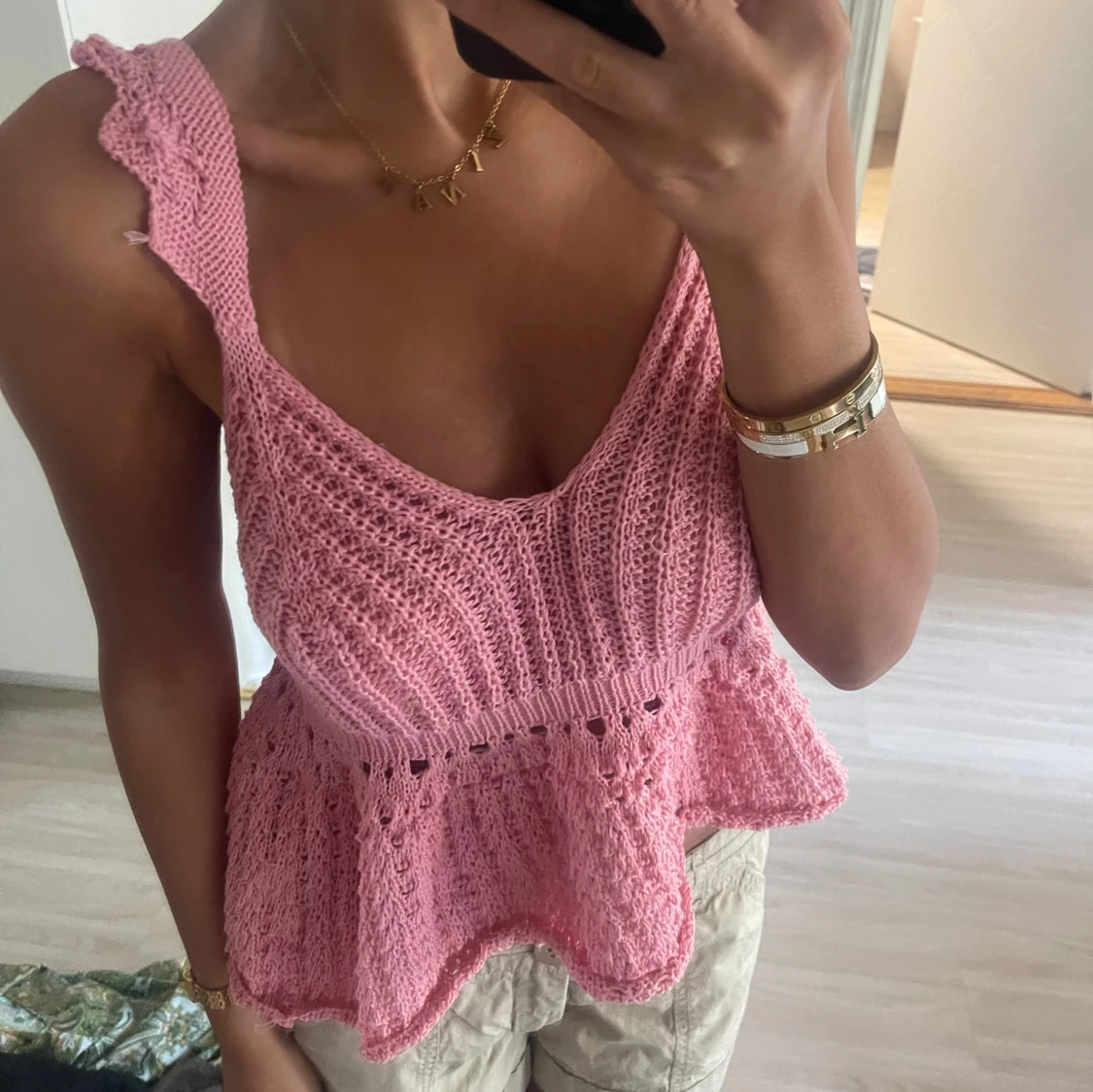 Rosa stickad linnetopp med volang - 2