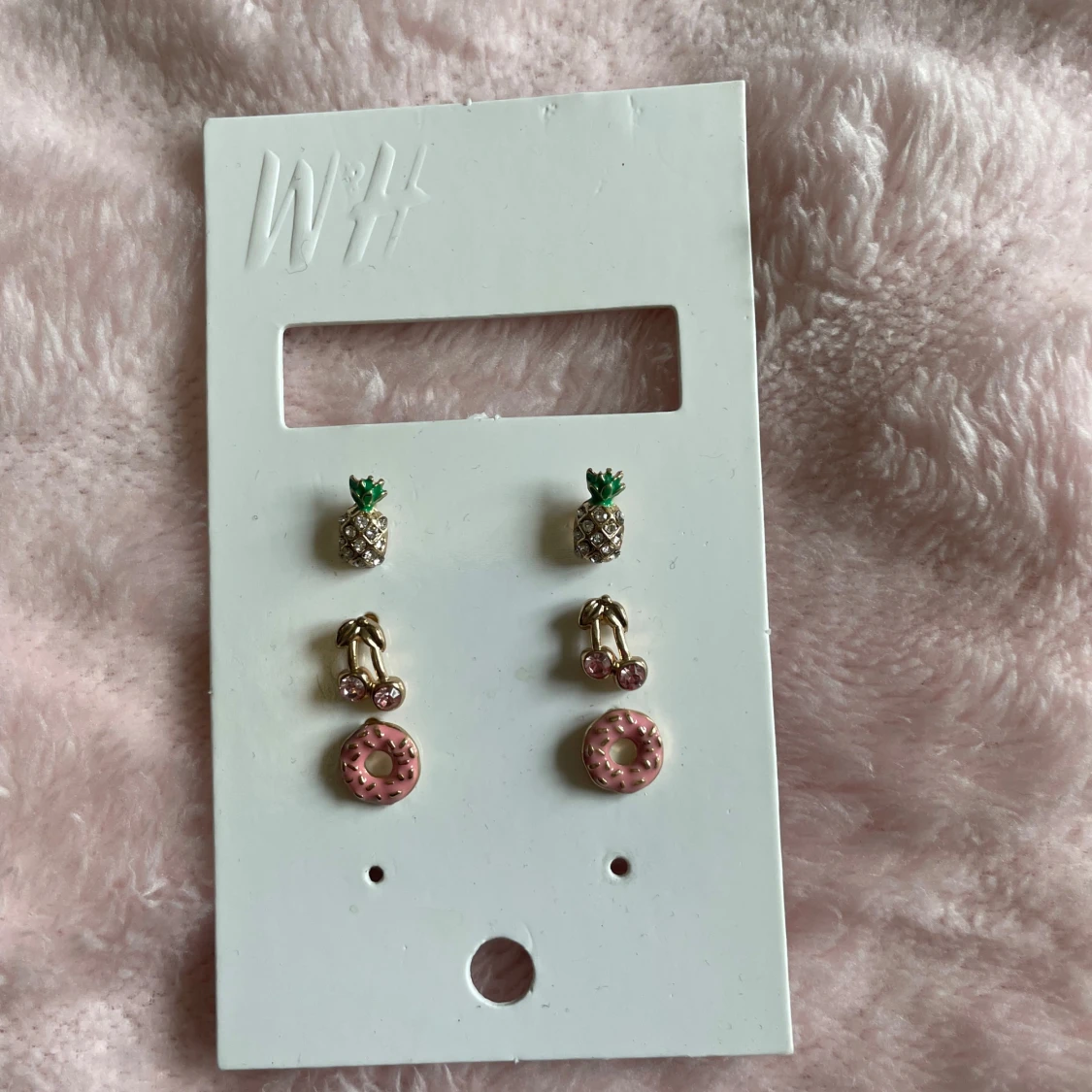 Söta örhängen med frukt och donut