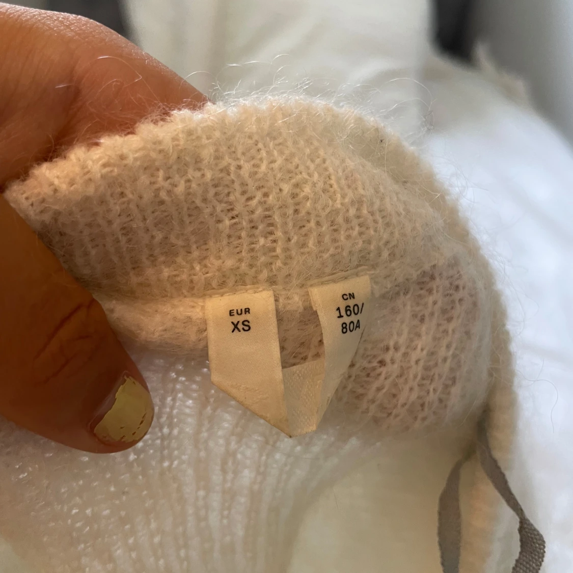 Vit fluffig stickad tröja XS med volang - 2