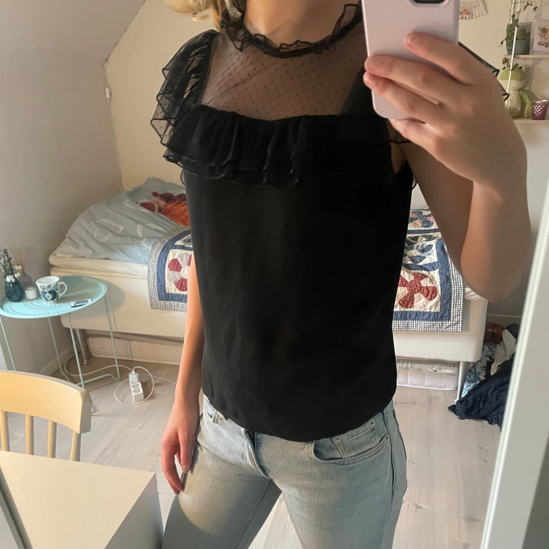 Svart blus med volang och mesh