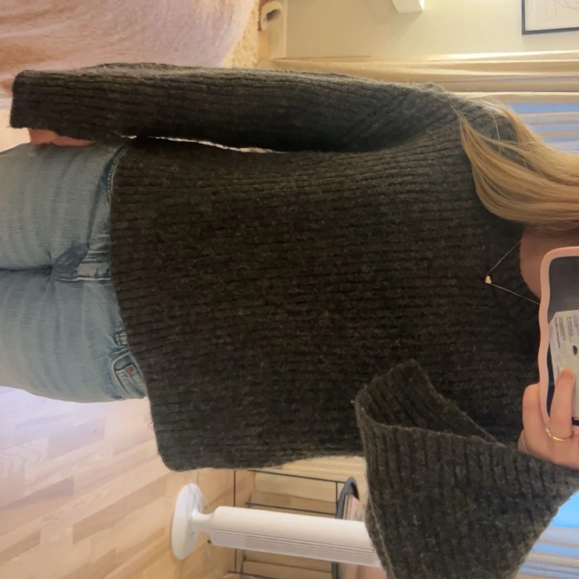 Mörkgrå stickad tröja