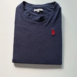 Marinblå Polo Tröja | 14-15 - Säljer en polo tröja. Mycket bra skick 9/10. Storlek 14-15 år, skulle gissa runt xs. Priset går att diskutera. Hör av er vid minsta fråga.  