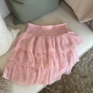 Rosa volangkjol med smock - Fin rosa volangkjol. Använd fåtal gånger. I storlek 170 men går att använda om man är XS-S (som jag är). Den är stretchig 