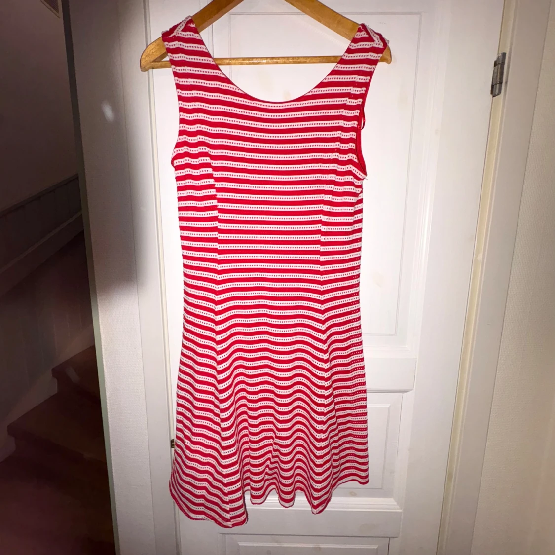 Rödvit randig ärmlös klänning