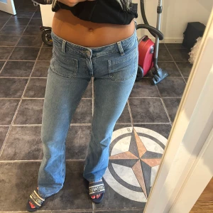 Lågmidjade vintage jeans - Superfina och trendiga med fickor fram. Köpta vintage o finns därför inga lappar i. Men passar super på mig som bär s💕
