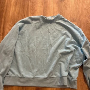 Tröja  - Säljer en blå tröja från Weekday. Står ingen storlek men skulle säga s/m