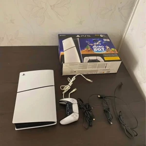 ps5 slim ( priset kan diskuteras vid snabb affär) - Hej, jag säljer min ps5 slim för jag har ej användning på den pågrund av jag har för mycket jobb, den är hel ny, jag har haft den bara i två månader bara. Det har med en spel som är med kod och har inte rört spelet så den är ny. Paketet följer med. Priset kan diskuteras vid snabb affär.