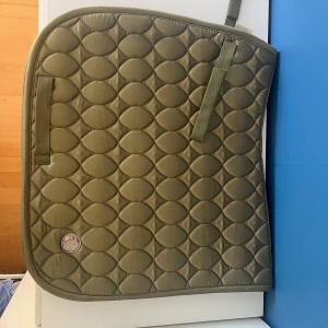 Grönt Shabrak - Shabraket är från JH colektion och är i bra skick, använt ca 2-3 ggr. Säljer Shabraket p.g.a jag inte använder det. Det är i storlek COB men passar till lite större ponnys.