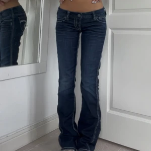 Lågmidjade jeans - Lågmidjade bootcut jeans köpta second hand💞 Jag är 168cm lång och storleken är W26/ L33.