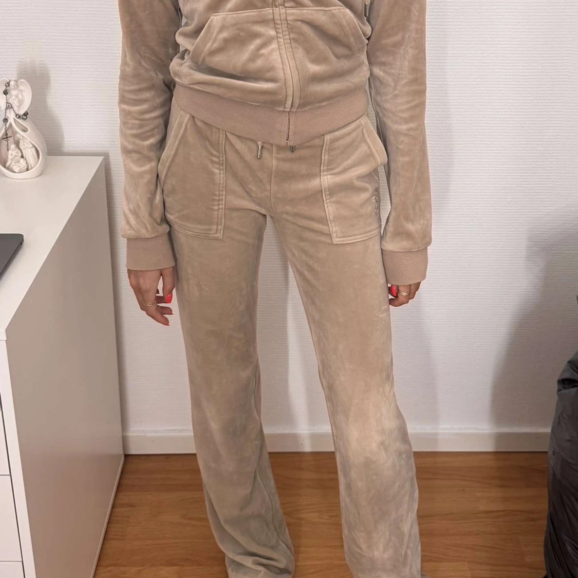 Beiga mjukisbyxor i velour