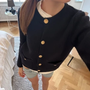 Mörkblå kofta zara - Mörkblå kofta med knappar från Zara i strl S🩷