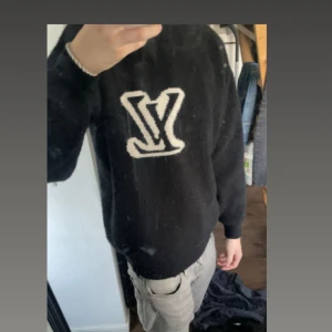 l0uis vuitt0n sweatshirt - Jätte skön sweatshirt med en vit logga som det står ”lv” på som liknar ett annat känt märke. Storlek M men den är lite pösig så den skulle passa i L också. Jätte fräsh märks knappt att den varit använd. Tveka inte på att ställa nå frågor. Pris går att diskutera