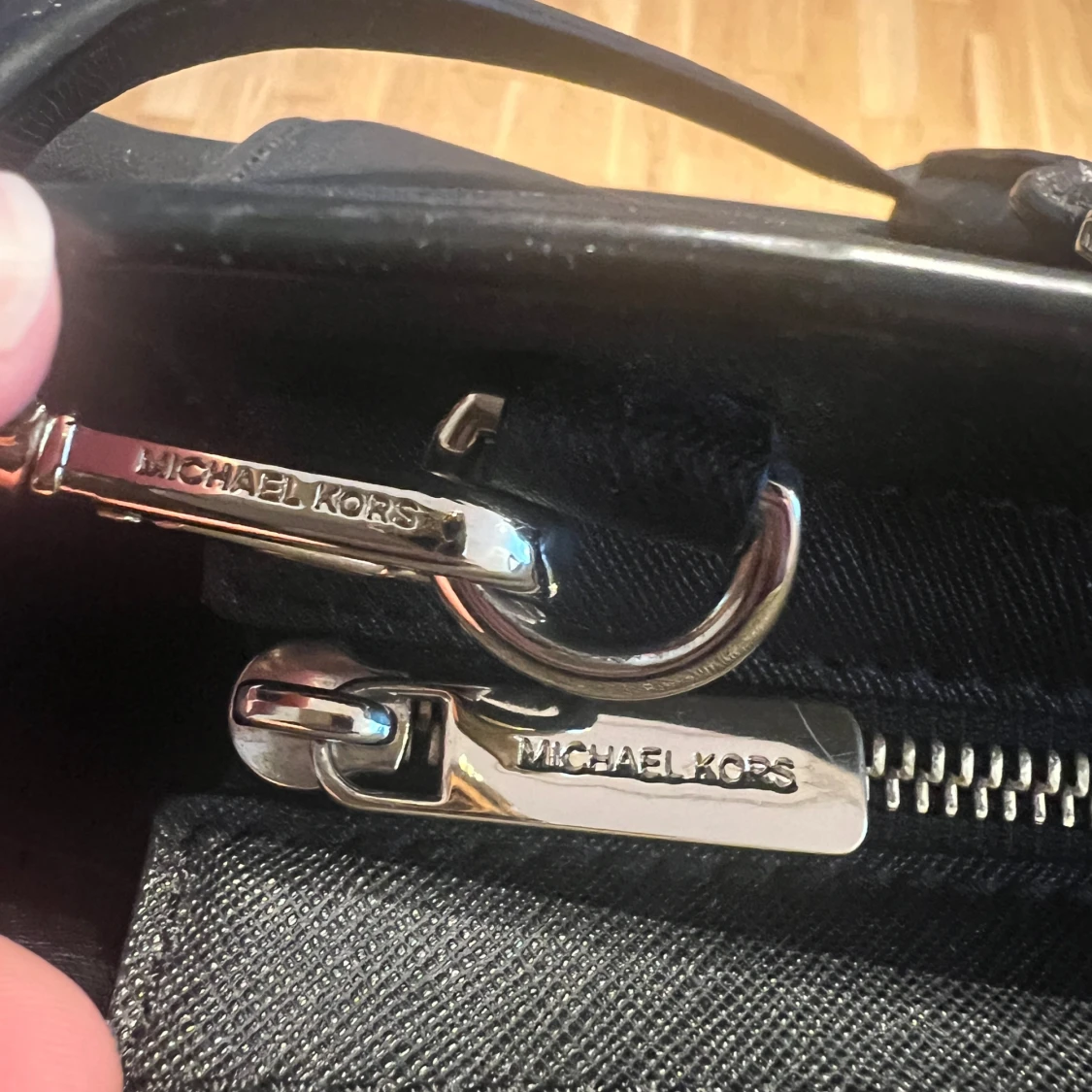 Svart handväska från Michael Kors - 3