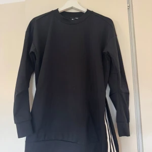 Collagetröja/hoodie Adidas - Svart/vit collagetröja/hoodie från Adidas Storlek 38/40
