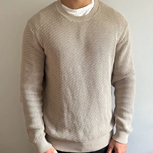Massimo dutti tröja  - Säljer den här jätte snygga stickade tröjan från Massimo dutti i storlek M. Priset är inte fast utan kan diskuteras!