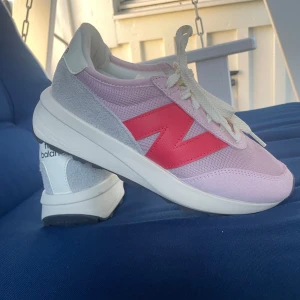 New balance skor - Hej🩷Säljer nu dessa skor då dem är lite försmå för mig! Skorna är i nyskick och endast provade!Nypris var 1400kr🩷