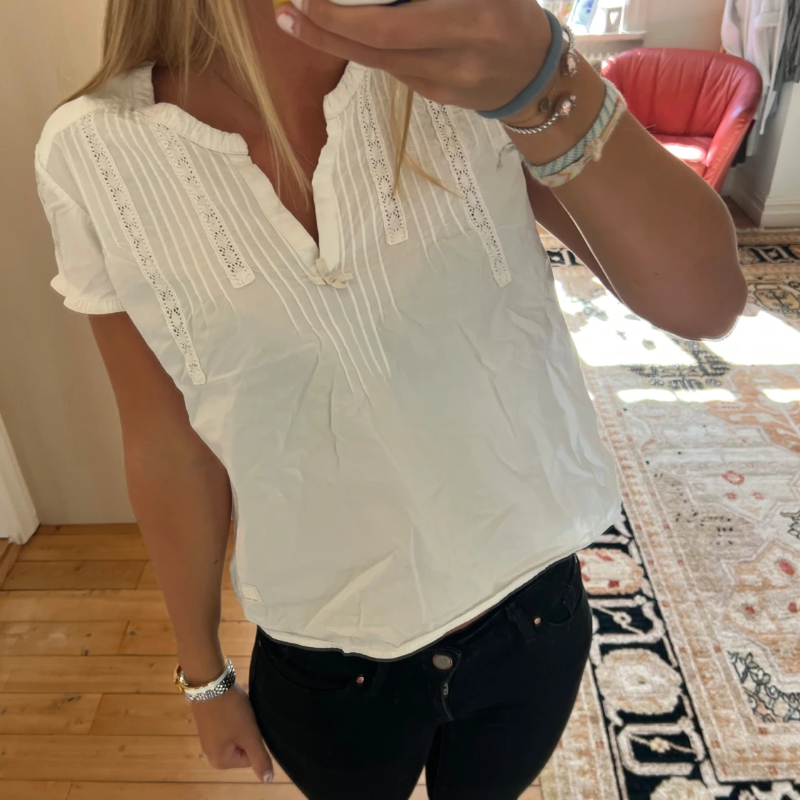 Vit blus med spetsdetaljer