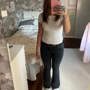 lågmidjade bootcut jeans - Säljer dessa jeansen pga att de är för små för mig!💕som ni ser på sista bilden så är de uppsprätta längst ner!