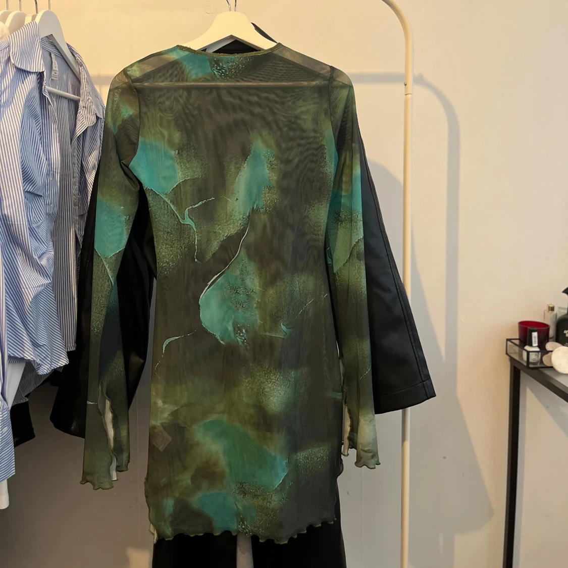 Grön och blå meshklänning med lång ärm - 1