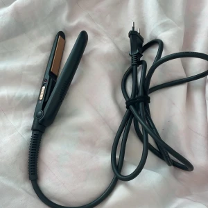 Svart mini plattång  - En lite mini plattång i svart från Clas Ohlson. I fint skick 