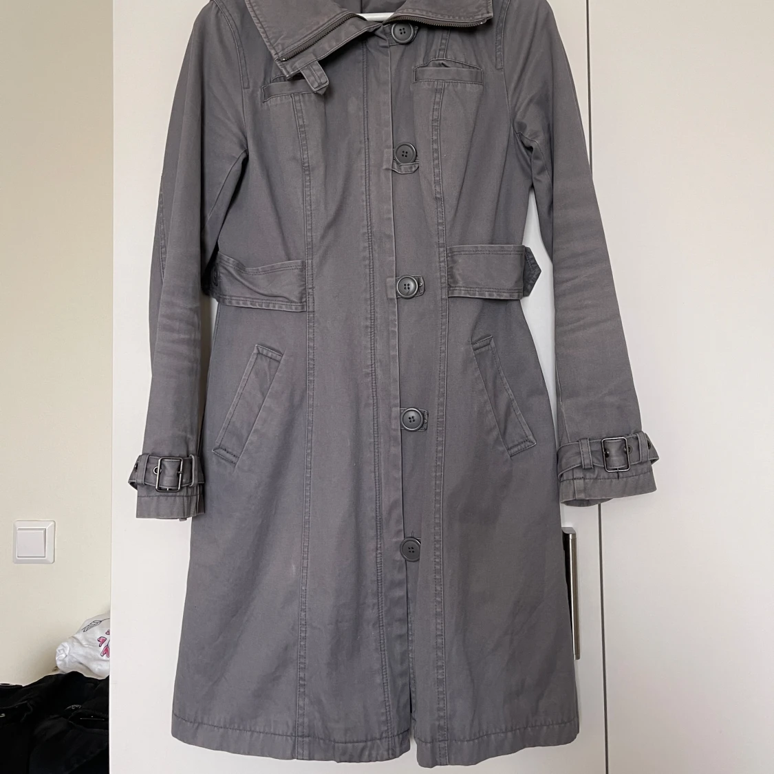 Grå trenchcoat med bältdetaljer - 2