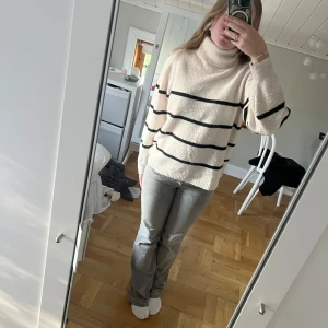 Stickad polo tröja  - Superfin stickad polotröja från Lindex💞 tyvärr lite nopprig, därav priset men det gör säkert bort med en noppkam 😊