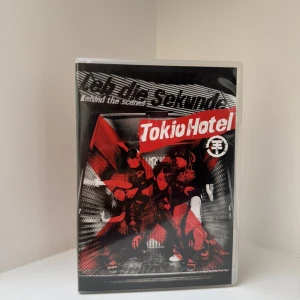 Tokio Hotel: Leb die Sekunde - Behind the Scenes - Följ med bakom kulisserna med Tokio Hotel! Perfekt för fans av bandet och dig som älskar musik, energi och exklusiva insikter i artistlivet. En unik samlarutgåva för unga musikälskare.