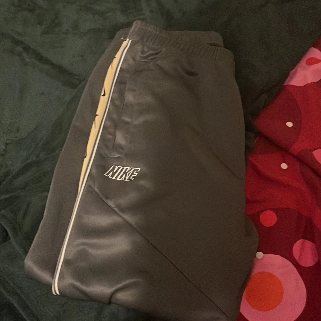 Nike svarta mjukisbyxor med guldiga detaljer - 4