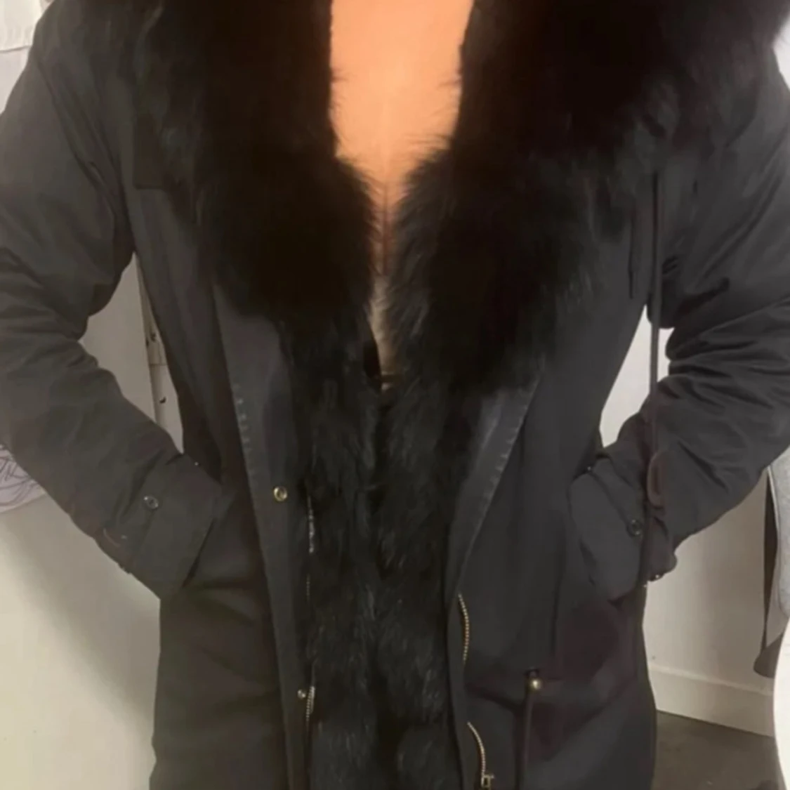 Svart parkajacka med fuskpäls - 1