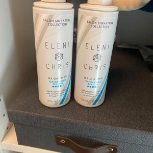 Eleni & Chris Sea Salt Spray 200ml - Två flaskor Eleni & Chris Sea Salt Spray från Salon Signature Collection. Ger textur och volym med skandinavisk havssalt. Lättviktig spray i vit och blå design, 200 ml per flaska. Perfekt för att skapa beach waves och naturlig look.