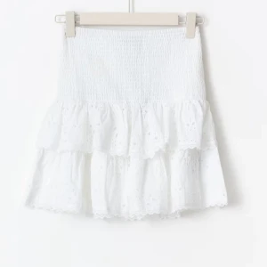 Vit Volangkjol - en jätte fin broderad kjol från gina som använts en gång! super skön och perfekt till sommaren 💗