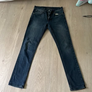 Nudie jeans i storlek W29 L32 - Väldigt fina jeans i mörkblå färg 
