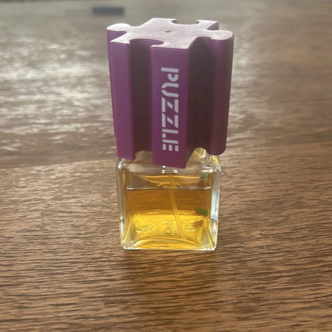 PUZZLE parfym 50 ml med lila lock