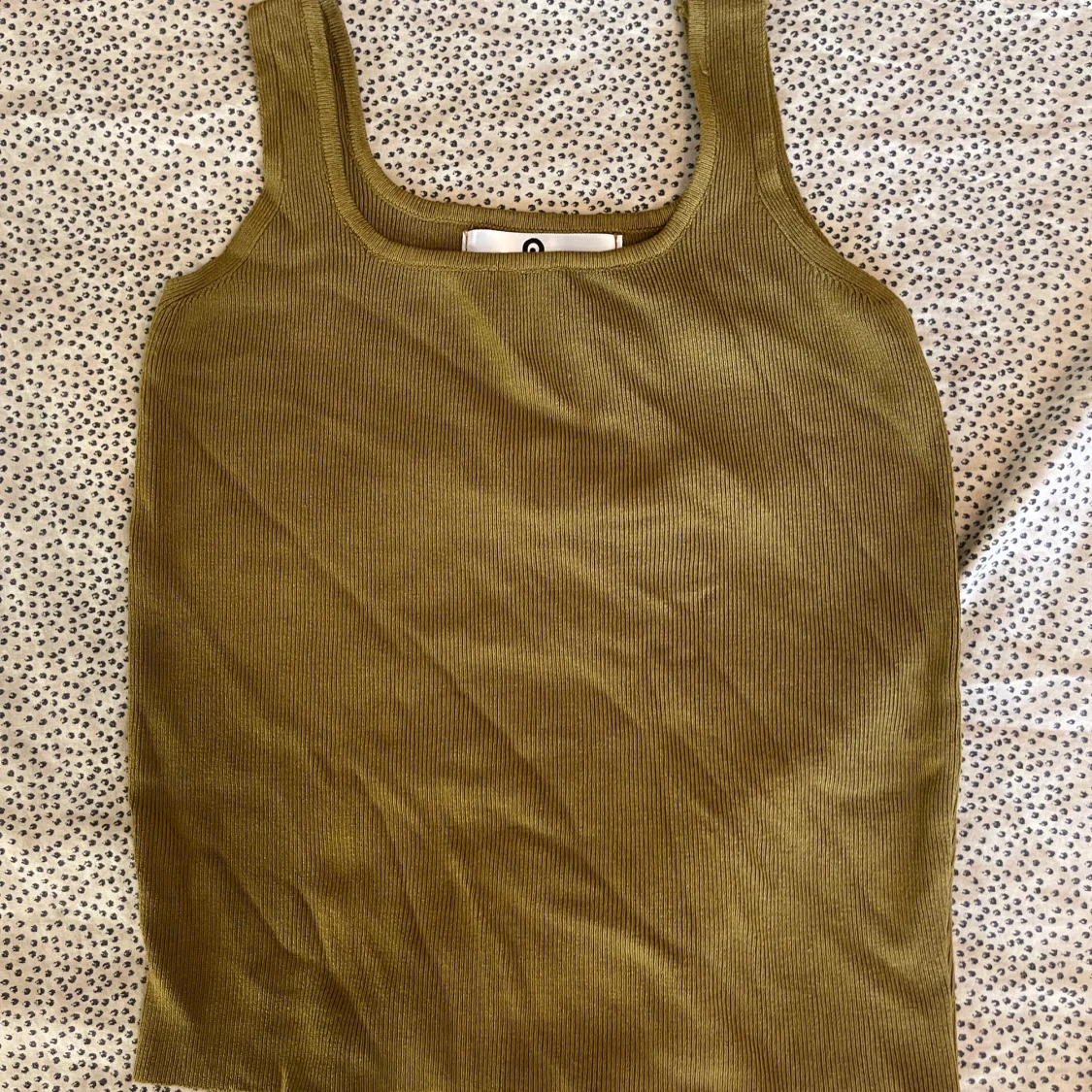 Olivgrön ribbad linnetopp Pradap