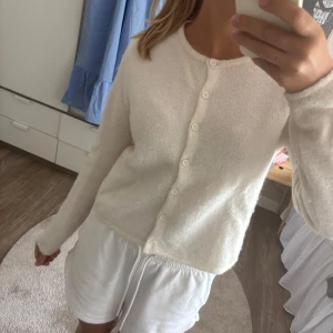 Vit kofta från Gina tricot  - En snygg kofta som man kan styla på olika sätt!🤍