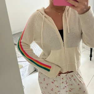 Beige hoodie med regnbågsränder - Säljer en beige hoodie med dragkedja från from future! Helt oanvänd🥰nypris : 2000kr