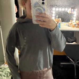 Grå hoodie - Säljer en så snygg o stilren hoodie, utan snören och sååå snygg nu till hösten!!🩷