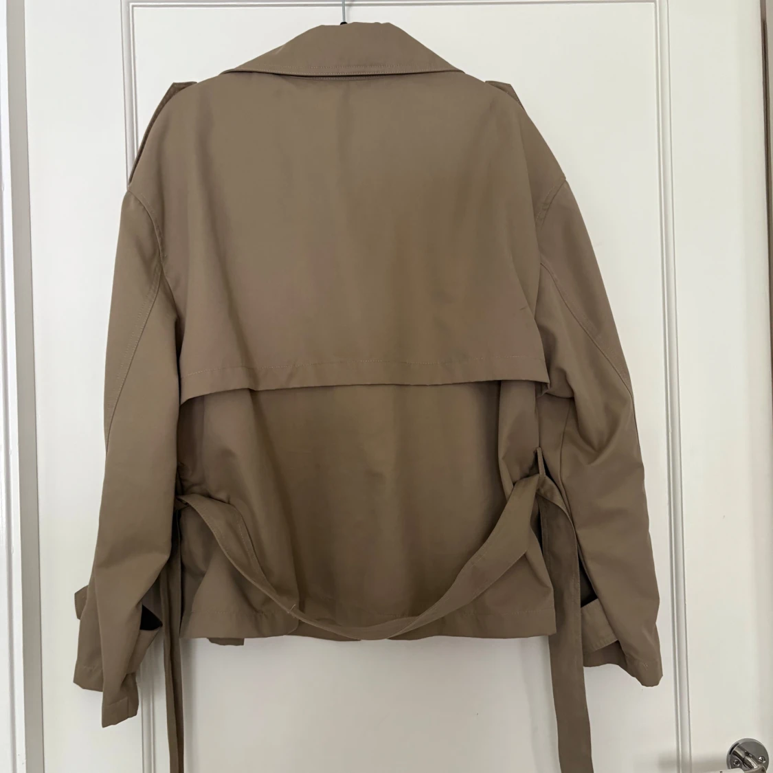 Kort beige trenchcoat från Stradivarius - 1
