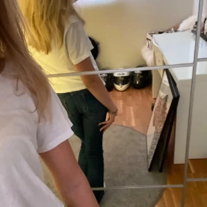 Ralph lauren t shirt  - Säljer min Ralph lauren t shirt🤍 det står storlek L i den men den sitter som en xs!!🙌🏼