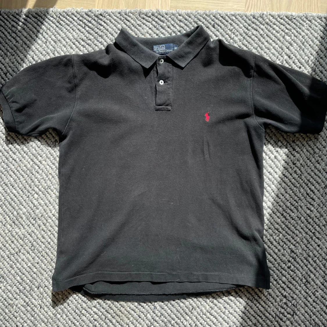 Svart Ralph Lauren pike med röd logga