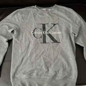 Calvin Klein tröja - Säljer denna Calvin Klein tröjan i storlek S. Nyskick och använts runt 2-3 gånger bara. 
