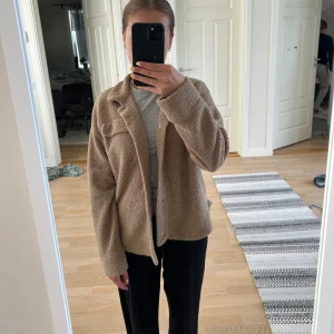 Höst jacka - En fin luddig jacka från Pieces i storlek XS💕 Mycket fint skick