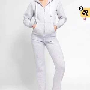 Russemerch SET byxor OCH tröja  - Säljer nu mitt jättefina russemerch set, det är i ett jättefint skick och är väl använt! Har tagits hand om, köptes för 1200kr, säljer hela setet för 650kr!🥰 Tröja: storlek S, byxor: storlek xs. Bra passform!
