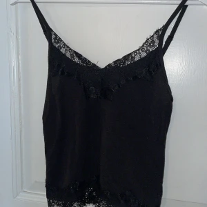 Linne  - Snygg svart linnetopp från Bik Bok med spets i storlek XS. 