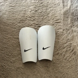 Två par Nike benskydd  - Två kompletta benskydd har använts 2 gånger 