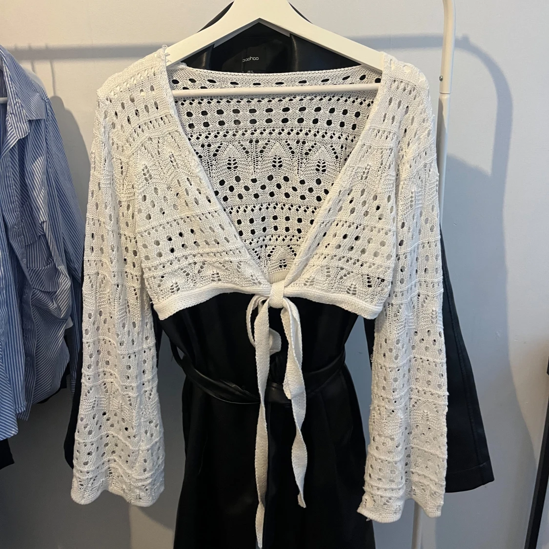 Vit stickad omlottkofta 