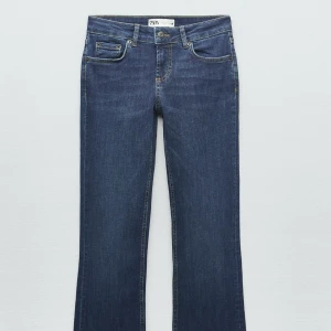 Mörkblå low bootcut jeans från Zara - Snygga mörkblå jeans från Zara med klassisk femficksdesign och bootcut-ben. Jeansen har låg midja och är tillverkade i mjukt denimtyg som sitter skönt hela dagen. Perfekta för dig som gillar en tidlös och stilren look.