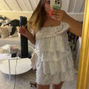 Vit prickig kort klänning med volanger - Eftertraktad prickig Zara kläning med volanger. Använd ett fåtal gånger, men i jättebra skick! Storlek M💕