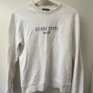 A.P.C Tröja - Vit snygg tröja från A.P.C, lite quite luxury över den. Inga defekter, skriv vid frågor och buda gärna!
